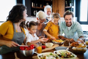 familie samen eten